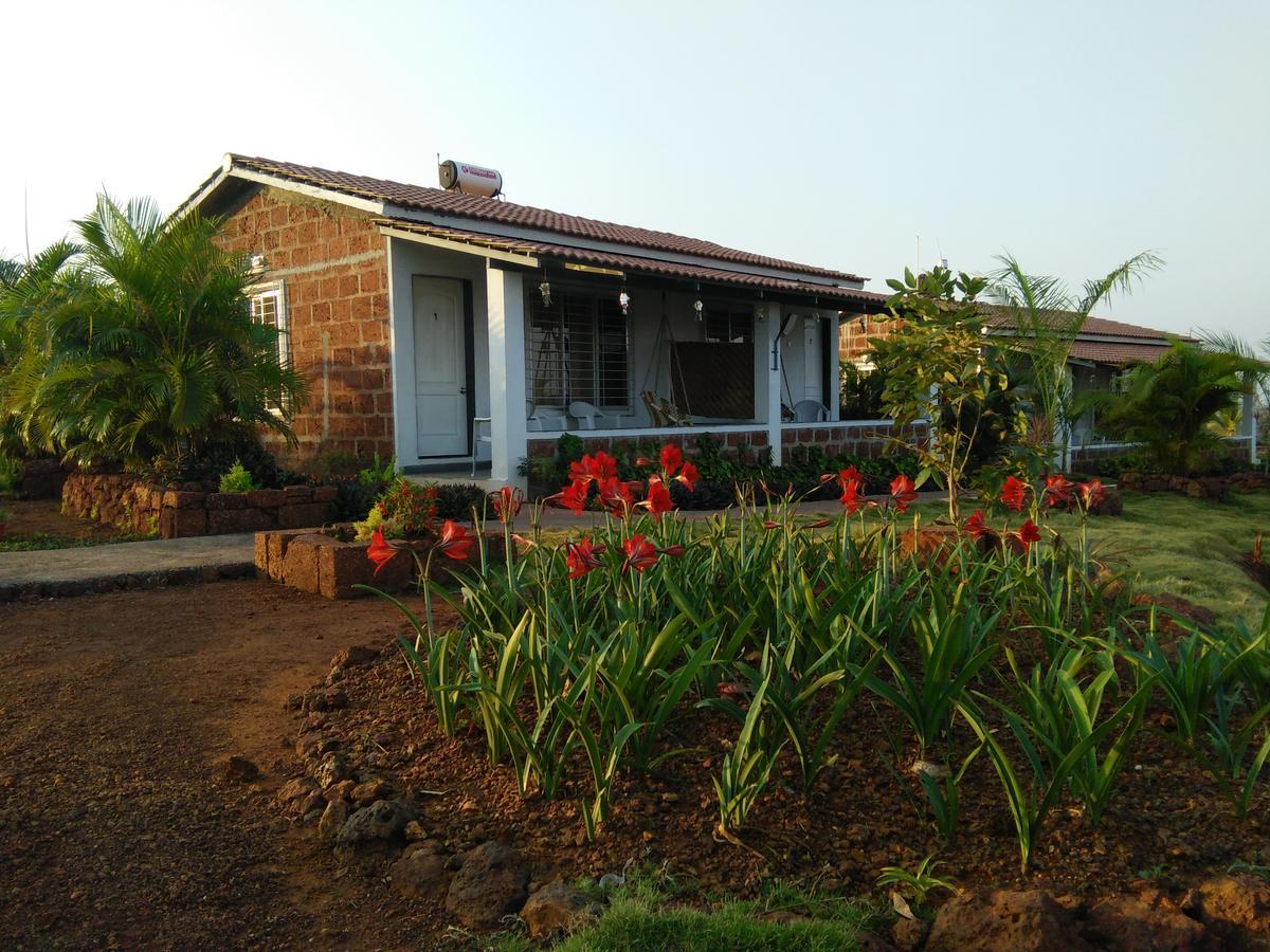 Palm Springs Lake Resort Jaitapur ภายนอก รูปภาพ